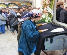 Elif Öğretmen 2 bin kişi ile son yolculuğuna uğurlandı Edremit ilçesinde, evinde öldürülmüş olarak bulunan öğretmen, 2 bin kişinin