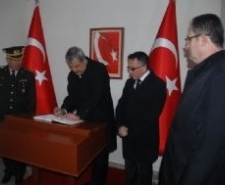 ŞEHİTLER MEZARI BAŞINDA ANILDI Balıkesir’in Edremit İlçesinde Çanakkale Deniz Savaşlarının 100. Yılı ve Şehitler