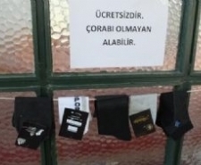 Balıkesir’in Burhaniye ilçesinde, cemaatin camiye çorapsız gelmemesi konusunda uyarı yapan