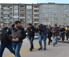 31 zehir taciri adliyeye sevk edildi Edremit ilçesinde önceki gün İbrahimce Mahallesi’ne 400 polisle baskın yapıldı.