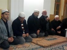 BURHANİYE’DE ZEYTİN YAPRAĞI HAYVANLARA YİYECEK OLDU Türkiye’nin en önemli zeytin üretim merkezlerinden Balıkesir’in Burhaniye ilçesinde, zeytinin