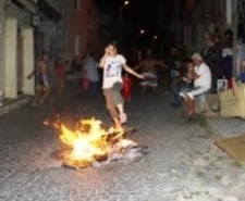 Balıkesir’in Ayvalık ilçesinde, Hıdırellez gecesi renkli kutlamalara sahne oldu. Ayvalık’ta