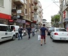 URHANİYE’ DE ESNAFLAR YUNAK CADDESİNDE TEK YÖN İSTEDİ Burhaniye ilçesinde, özellikle Pazartesi günleri büyük sıkışıklığın yaşandığı Yunak caddesindeki