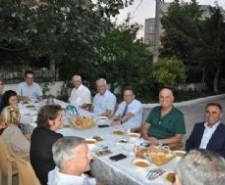 BAŞKAN KAMİL SAKA İFTARI HUZUREVİ’NDE YAŞLILARLA BİRLİKTE YAPTI Edremit Belediye Başkanı Kamil Saka, ailesi ile birlikte Türk Kızılayı