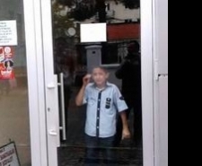 ZİLLERİ ÇALAN AFACAN İŞ HANINDA MAHSUR KALDI Edremit ilçesinde zilleri çalarak kaçan çocuklardan biri, iş hanında mahsur