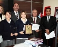 ÇÖLYAK HASTALARINA YARDIMDA TÜRKİYE 2.’Sİ OLDULAR Balıkesir’in Edremit Yılmaz Akpınar Kız Teknik ve Meslek Lisesi öğrencileri,