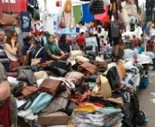 AYVALIK PAZARI YUNAN TURİSTLERLE HAYAT BULUYOR Ekonomik krizin yaşandığı Yunanistan’dan çok sayıda Yunan vatandaş, daha ucuz