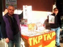 BURHANİYE’DE KOMÜNİST PARTİ TANITIM STANDI AÇTI Balıkesir’in Burhaniye ilçesindeki Cumhuriyet Meydanı’nda Türkiye Komünist Partisi’nin (TKP) tanıtım