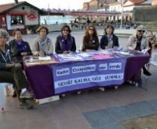 KADINA ŞİDDETE İLGİNÇ PROTESTO Balıkesir’in Ayvalık ilçesinde, 25 Kasım Kadına Şiddet İl Mücadele Günü