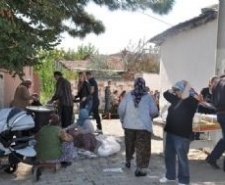 Edremit Belediyesi Başkanvekili Şengül Sönmez, Zeytinli Mahallesi sakini Mustafa Şenyiğit’in