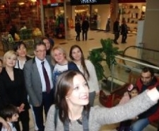 BAŞKAN SAKA’DAN KADINLAR GÜNÜ SELFİESİ Balıkesir’in Edremit ilçesinde 8 Mart Dünya Kadınlar Günü nedeniyle bir