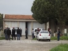 YAKALANAN 27 GÖÇMENDEN 16’SI FİRAR ETTİ Balıkesir’in Ayvalık ilçesinde, önceki gün Yunan Sahil Güvenlik ekiplerinin Türk