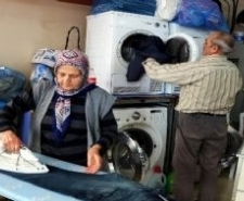 İşçi olarak başladıkları meslekte patron oldular Edremit ilçesindeki Mehmet ve Hanife Arabacı çifti, kurdukları çamaşır yıkama