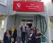 AK KADINLARDAN EMEKLİ ÖĞRETMENLERİ DUYGULANDIRAN ZİYARET Edremit AK Parti Kadın Kolları, 24 Kasım Öğretmenler günü nedeniyle,