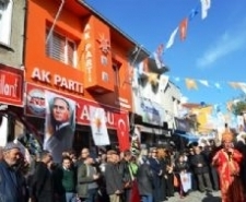 AYVALIK AK PARTİ’DE YENİ İLÇE BİNASINA GÖRKEMLİ AÇILIŞ Balıkesir’in Ayvalık ilçesinde, Adalet ve Kalkınma Partisi’nin (AK Parti) yeni