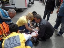 Ayağından yaralanan çocuğun zor anları yürek parçaladı.   