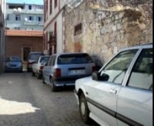  Balıkesir’in Edremit ilçesinde, yanan minibüs mahallede korku dolu anlar yaşanmasına