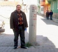 SOKAK ORTASINDAKİ DİREK TEPKİ ÇEKTİ   Balıkesir’in Burhaniye ilçesinde, genişletme çalışmaları