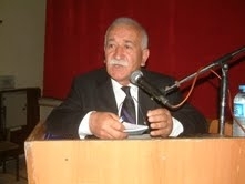 EDREMİT’TE PATLAYAN SU BORUSU MAHALLEYİ GÖLE ÇEVİRDİ Balıkesir’in Edremit ilçesinde patlayan su borusu caddeyi göle çevirdi. Edinilen