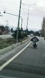 Motosiklette ölümüne dans Balıkesir’de karayolunda yatarak motosiklet kullanan ve adeta ölümle dans eden