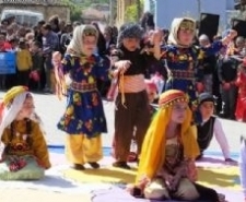 BURHANİYE’DE 23 NİSAN İLK DEFA KÖYDE KUTLANDI Balıkesir’in Burhaniye ilçesinde, 23 Nisan Ulusal Egemenlik ve Çocuk Bayramı