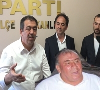 82’LİK ‘ÇEVRECİ DEDE’ 13 YILDIR BİLGİSAYAR KULLANIYOR Balıkesir’in Burhaniye ilçesinde, 82 yaşındaki Tema gönüllü temsilcisi Şevket Metin’in