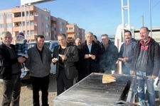 BURHANİYE’DE PEHLİVAN DEVELERE HAVUT GİYDİRME HAYRI PEHLİVAN DEVELERE HAVUT GİYDİRME HAYRI Balıkesir’in Burhaniye’de deve güreşlerin yapılacağı