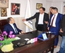 Balıkesir Büyükşehir Belediye Başkanı Uğur; AK Parti Edremit İlçe teşkilatını ziyaret etti