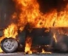 YANAN ARACA VATANDAŞLAR MÜDAHALE ETTİ. Balıkesir’in Burhaniye ilçesinde seyir halinde motoru yanmaya başlayan otomobile ilk