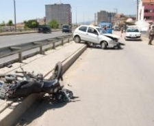 MOTOSİKLET İLE OTOMOBİL ÇARPIŞTI Balıkesir’in Edremit ilçesi Kadıköy Mahallesinde E 87 servis yolunda motosiklet