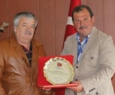 LOFÇALIOĞLU’NA ŞÜKRAN PLAKETİ Merkezi İstanbul’da bulunan Havranlılar Derneği, Belediye Başkanı Hasan Lofçalıoğlu’nu derneğe