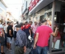 AYVALIK MERKEZDE BİR MAĞAZADA ÇIKAN YANGIN KORKUTTU Balıkesir’in Ayvalık ilçesinin yaya trafiğine kapalı yoldaki bir mağazada çıkan