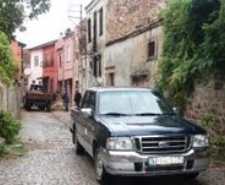 AYVALIK’TA ESKİ EV YAĞMURA DAYANAMADI Balıkesir’in Ayvalık ilçesinde önceki akşam aralıksız yağan şiddetli yağmur, eski