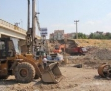 KÖPRÜ YAPIMI DEVAM EDİYOR Burhaniye merkez taşıyıcı yolu üzerinde kalan Karıca Deresi üzerindeki eski