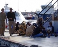 KAÇAK GÖÇMEN TEKNESİ BATTI 3 KİŞİ KAYIP 21 KİŞİ KURTARILDI Çanakkale’nin Ayvacık ilçesinden Yunanistan’ın Midilli Adasına geçmek isteyen tekne aşırı