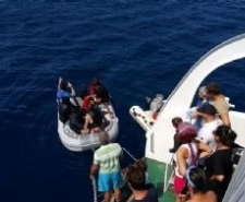 YAKITLARI BİTEN KAÇAK GÖÇMENLERİ DALGIÇLAR KURTARDI Yunanistan’ın Lesvos (Midilli) Adasına kaçak olarak şişme bot ile geçmek