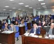 EDREMİT BELEDİYE MECLİSİ’NDE KARARLAR OY BİRLİĞİ İLE ALINDI Edremit Belediyesi’nde 2014 yılının son meclis toplantısı Belediye Başkanı Kamil