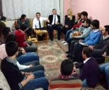 AK PARTİLİ MİLLETVEKİLİ ÜNİVERSİTELİ ÖĞRENCİLERİN EVİNE MİSAFİR OLDU Ak Parti Balıkesir Milletvekili Ali Aydınlıoğlu, Balıkesir Üniversitesi öğrencilerinin evine