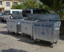 ÇÖP KONTEYNERLERİ YENİLENİYOR Yaz mevsiminde yüz binlerce kişiyi ağırlayan Edremit’te temizlik hizmetleri sorunsuz