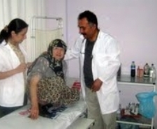 MAHALLEDE DOKTOR AYAĞA GELDİ Balıkesir’in Burhaniye ilçesinde, belediye tabibi Dr. Cengiz Kaypak’ın başlattığı