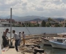 Balıkesir’in Burhaniye ilçesinde, Yat Limanında eskiyen elektrik direklerinin yenilenmesine başlandı.