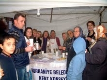Balıkesir’in Burhaniye ilçesinde, Kent Konseyi Kadın Meclisi üyelerinin ücretsiz dağıttığı