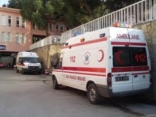 Balıkesir’in Ayvalık ilçesinde kaza yapan ambulans, karşıdan karşıya geçmeye çalışan