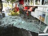 EDREMİT’TE FIRTINANIN UÇURDUĞU SANDALYELER CAMLARI KIRDI Edremit’te fırtına nedeniyle bir çay bahçesinin camları kırılırken, bazı ağaçlar