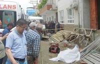 Tuğla ören adam dengesini kaybederek 4. kattan aşağıya çakıldı