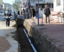 BURHANİYE’DE CADDELER SULAR İÇİNDE KALMAYACAK Balıkesir’in Burhaniye’nin ilçesinde caddelerin sular içinde kalmaması için belediye çalışmalarını