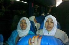 EDREMİT VE HAVRAN’DA UMRE YOLCULARI, DUA VE GÖZYAŞLARI İLE UĞURLANDI Edremit Bakkallar ve Bayiler Odası Başkanı Mustafa Alparslan'da eşi Gülsen