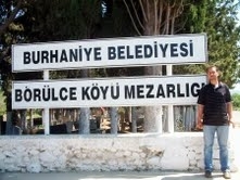 Balıkesir’in Burhaniye ilçesinde, belediyenin mezarlıklarda yer çevirmeyi yasaklaması bazı uyanıkları