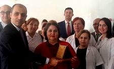EDREMİT DEVLET HASTANESİ’NDE “HÜZÜN VE MUTLULUK” Törende Başhekim Oktay Yıldırım, günün anısına Emel Köse’ye plaket verdi.