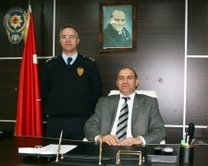 İLÇE EMNİYET MÜDÜRLÜĞÜ, ÇEŞİTLİ SUÇLARDAN ARANAN 43 KİŞİYİ OYLARINI KULLANDIKTAN